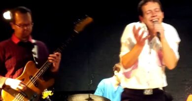 Band Fail: Bass player hits singer and singer kicks back