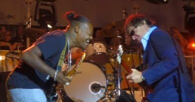 Best guitar duel ever! Joe Bonamassa and Eric Gales~John Henry