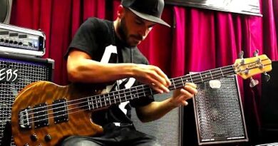 Miki Santamaria slapping a Wal Mark 1 bass (with TAB) - Extreme Slap & Tapping Solo