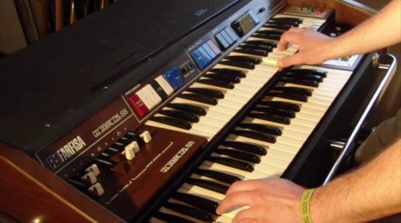 Trashy Amp Reviews - Farfisa Professional 88 Combo Organ