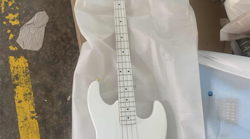 White 4 String Bass Electrc Bass Guitar Maple Fretboard Solid Body Gold Part