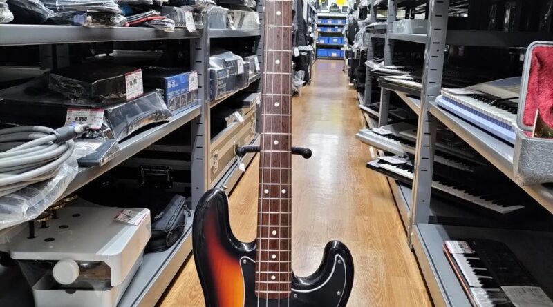 Fender Japan Electric Bass Guitar Precision Bass 3Tone Sunburst PB62-75