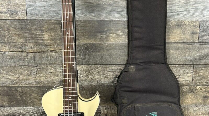 Ibanez ARTB100 White 4-String Bass Guitar w/ Case #858