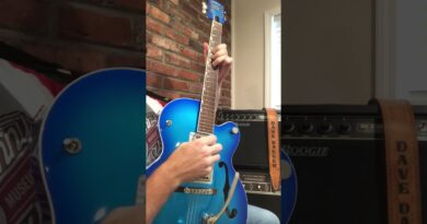 NECK PICKUP vs BRIDGE PICKUP???? #shorts #shortsfeed #guitarshorts #bluesguitarlicks #gretsch #guitar