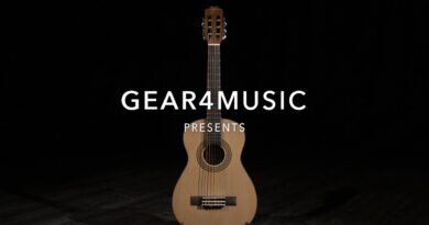 Deluxe Junior 1/2 Classical Guitar, Natural | Gear4music demo