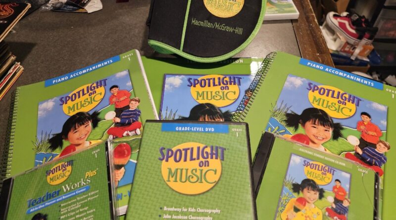 Macmillan Mcgraw Spotlight On Music Grade 1, 21 + CDs Teacher & Student Manuals