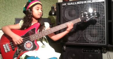 8 Years old playing "Is This Love" - Bob Marley Bass Cover