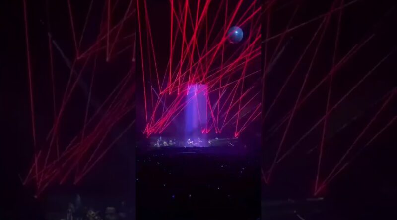 David Gilmour’s Spellbinding Guitar Solo & Light Show at the Hollywood Bowl!