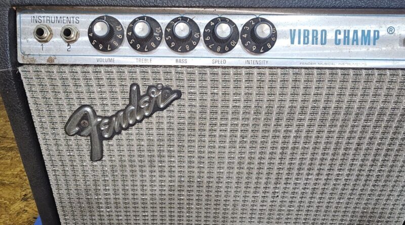 Vintage Fender Vibro Champ Amp Guitar Amplifier