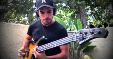 EXTREME SLAP & TAPPING BASS SOLO (Miki Santamaria) - With TABS!