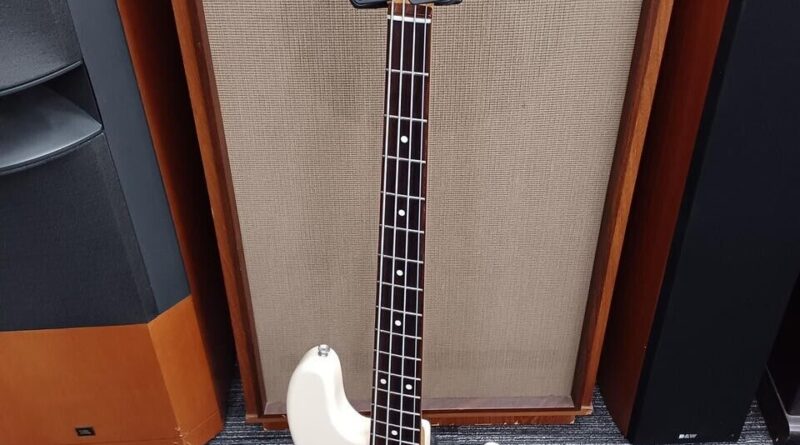 Fender Japan JB-62M Jazz Bass Medium Scale Electric Bass Guitar