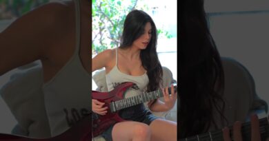 Crazy Train ????????What’s the best guitar intro? - Larissa Liveir #guitar #guitargirl #guitarsolo