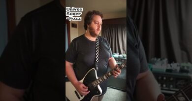 $30 vs $1000 Fuzz Pedals - Behringer SF300 v Univox Super-Fuzz