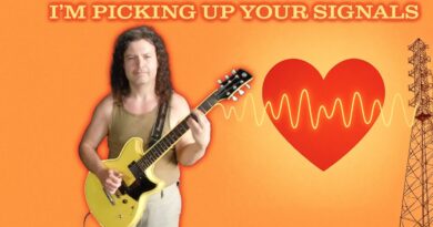 ???? “I'm Picking Up Your Signals” — Fingerstyle Guitar for Two Antennas, Same Frequency