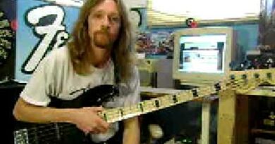 Bass guitar Lesson  3 finger Technique