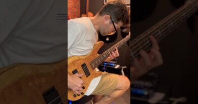 Mark Peric plays the Yamaha 5 String Active Bass ✨ #activebass #5string #bassist #musicshop