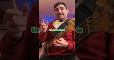 do you know what height should your bass guitar strap be? ???? #shorts #bassguitar