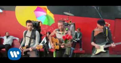 Coldplay - A Sky Full Of Stars (Official Video)