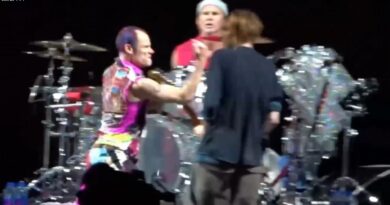 Flea Was Furious With His Bass Tech, But Anthony Noticed That His In-Ear Monitor Wasn’t On His Ear!
