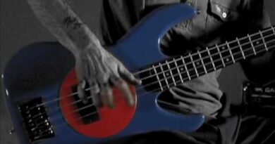 Flea demonstrates how to "Slap" on a Fleabass!