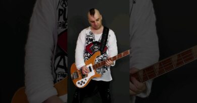 The man who made the Rickenbacker bass famous