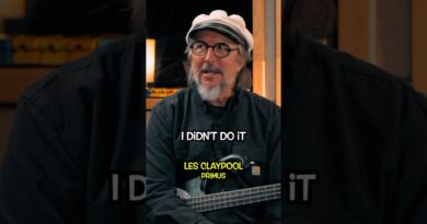 Les Claypool on singing and bass playing. #bass #bassplayer #lesclaypool #shorts